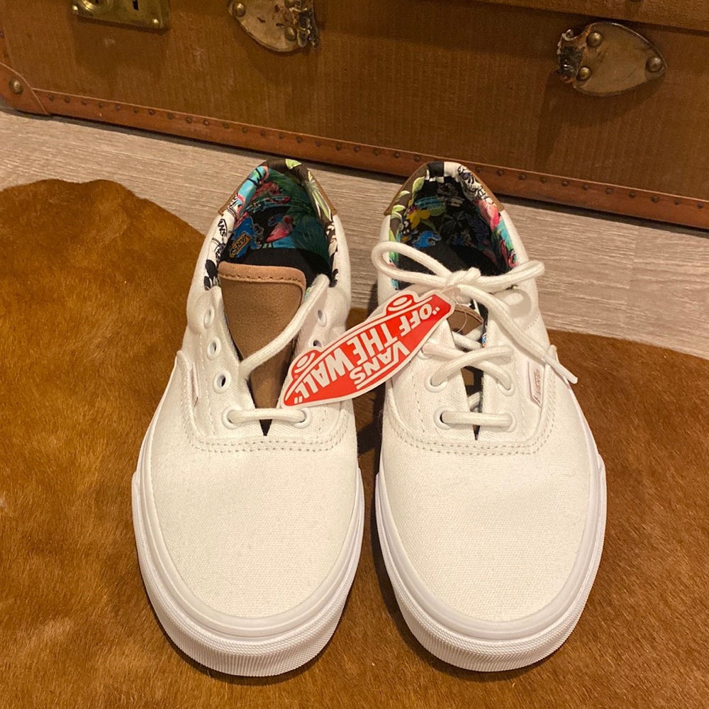 🟥SOLD🟥 Vans Women’s 7.5 White SK8 shoes with tan leather tongue